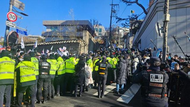 '아수라장' 된 대통령 관저...성조기 흔들고 드러눕고 