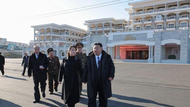 어느덧 김정은만큼 키가 자란 김주애 