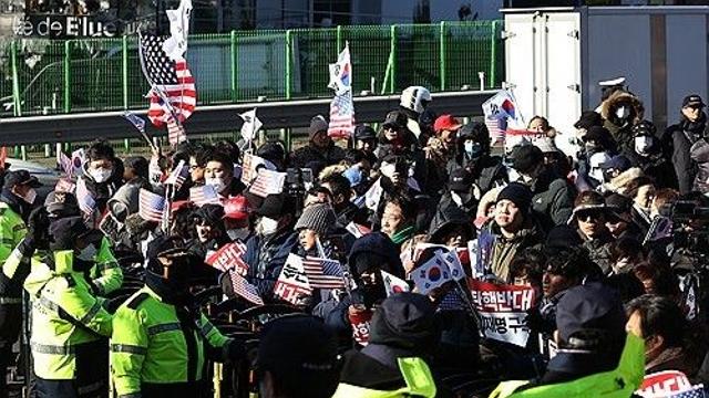尹관저 앞 탄핵반대 집회, 체포영장 발부에 격앙(종합)