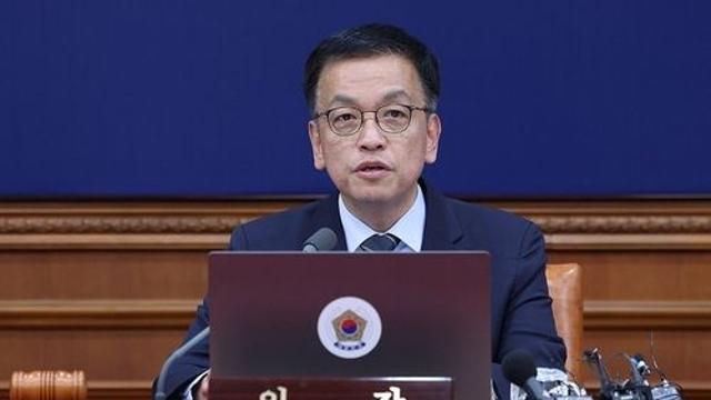 崔, 헌법재판관 2명 임명·쌍특검법 거부권…여야는 유불리 셈법