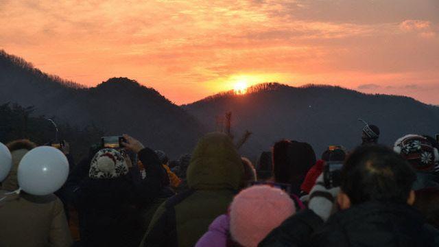 [날씨] 충청권 구름 사이 새해 일출…아침 기온 낮아 추워