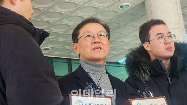 尹측, 체포영장 발부 반발…