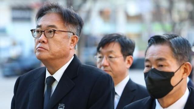정진석 등 대통령실 수석 이상 일괄 사의…재판관 임명 '항의'