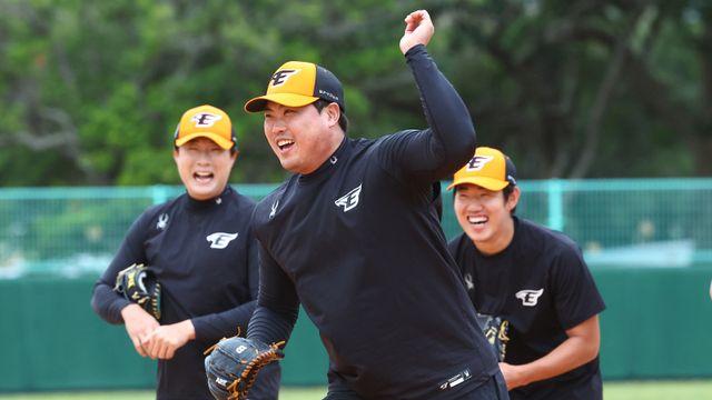 류현진 오키나와행 '겨울 루틴' 재가동...기지개 켠 야구 현장 [IS 포커스]