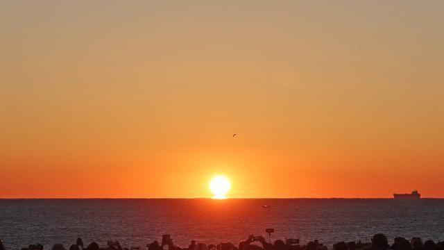 [슬라이드 포토] 2025 을사년 밝힌 일출…전국 곳곳 시민 가득