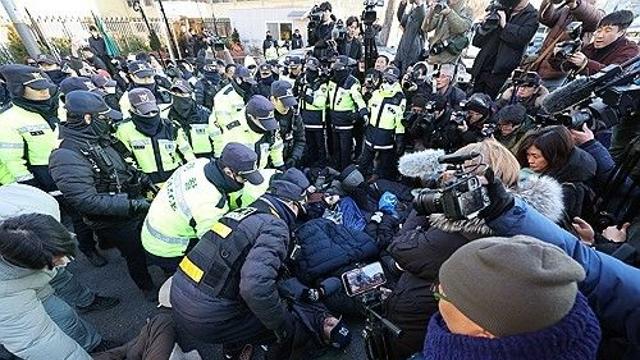 경찰, '尹체포 저지' 지지자 강제해산해 통로 확보…일부 연행