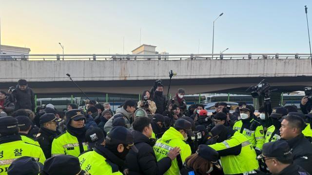 尹관저 앞 지지자들 체포영장 저지 농성…경찰 강제해산
