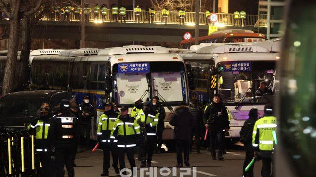 관저 진입한 공수처 수사관들, 尹체포영장 집행 착수