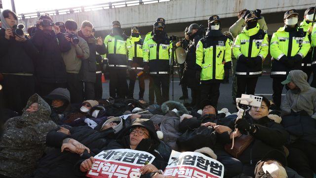 '尹 체포 거부'에 관저 앞은 아수라장…지지자들, 도로에 드러눕기도