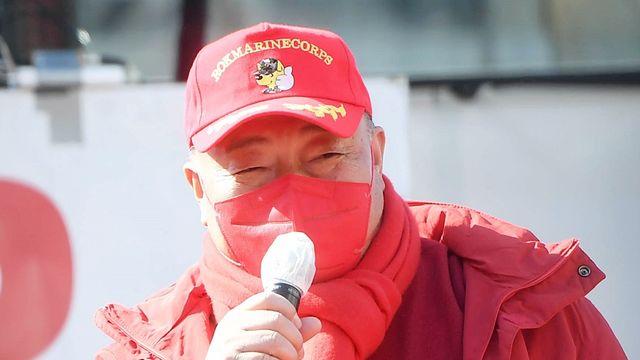 가수 김흥국, '한남동 관저' 앞에 나타났다, 마이크 잡더니… (+당시 발언)
