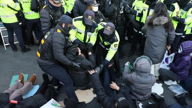 '체포영장' 尹관저 앞 긴장 고조...