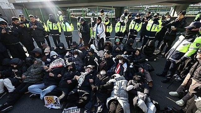 尹관저 앞 지지자들 드러누워 체포영장 저지…경찰은 해산명령