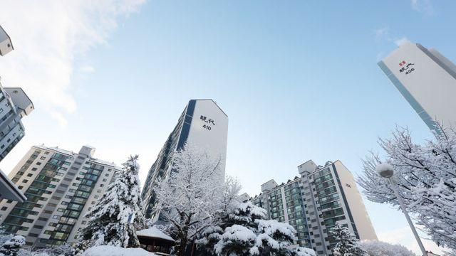 베란다에 매달려 여성 집 몰래 본 성범죄 전력자…미체포 ‘논란’