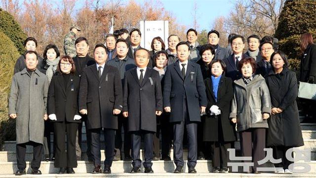성남시의회, 현충탑 참배..새해 첫 일정 소화