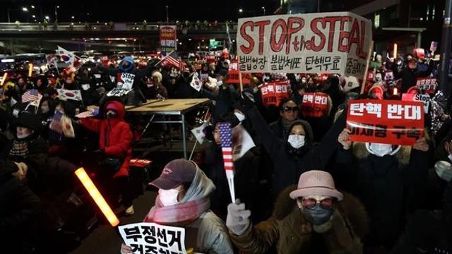 “윤석열 힘내라” 일촉즉발…600여 명 모인 이 시각 관저 앞 상황