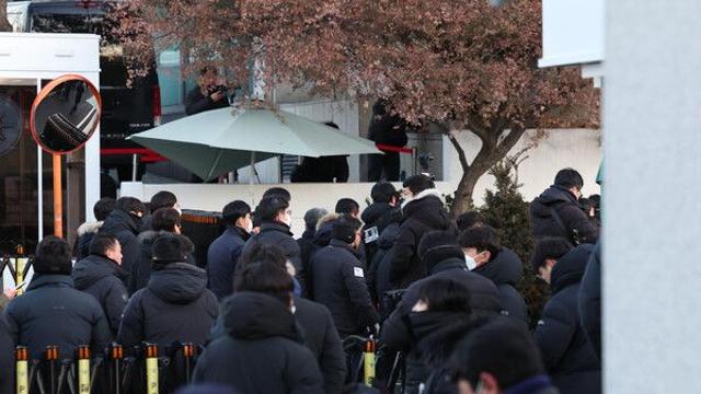 [속보] 尹체포 시도 공수처, 관저 안 군부대와 대치
