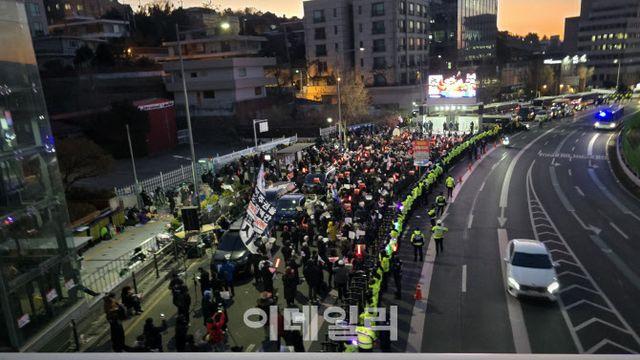 ‘체포영장 집행’ 尹 관저 앞 지지자들…‘일촉즉발’ 현장