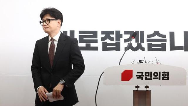 “죄 지은 것 아냐” VS “더 기다려야”… 지지율 하락한 한동훈, 1월 복귀하나?