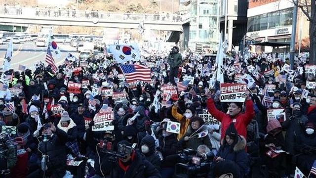 尹체포 시도에 지지자 관저 앞 반대집회…경찰 2천700명 배치(종합)