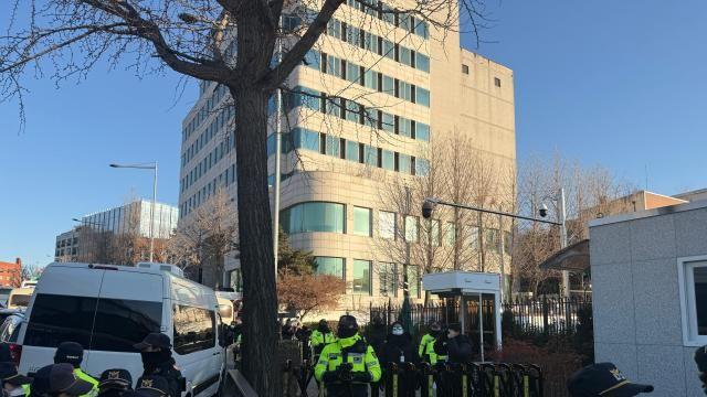 '尹 체포영장 집행' 공수처, 군부대와 대치…수방사 추정