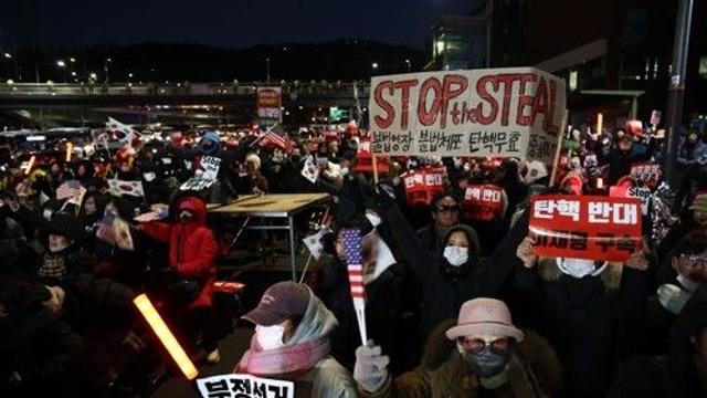 밤에도 계속되는 尹관저 앞 찬반집회…철야농성도 예고