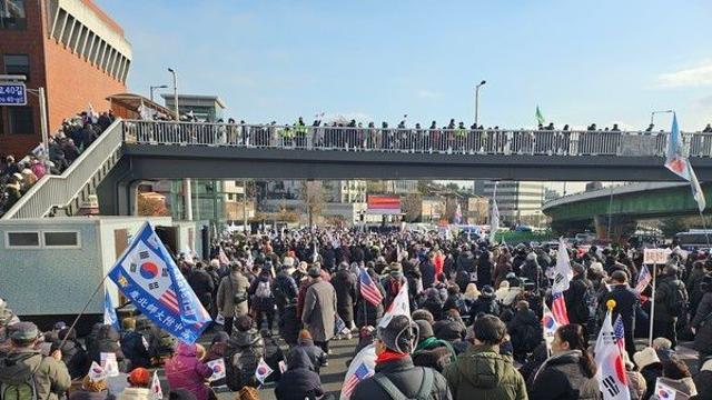 200명 인간띠와 3단계 차벽에 막힌 공수처···주말 집행 재시도 ‘관측’ (종합)