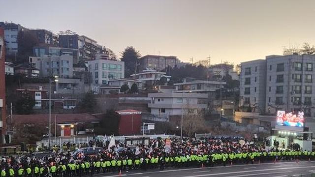 윤 대통령 지지자들, 체포영장 집행에 반발