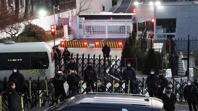 [속보] 공수처, 관저 군부대 저지 뚫고 '최근접' 경호처와 대치
