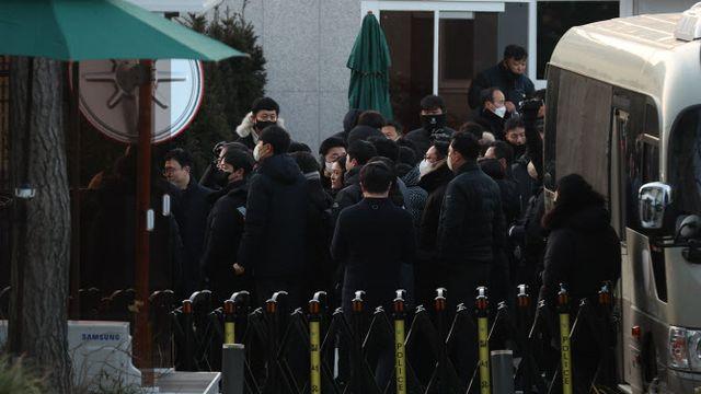 손 놓은 국방부…의무복무 병사들, 尹 체포 저지 동원에도 '모르쇠'
