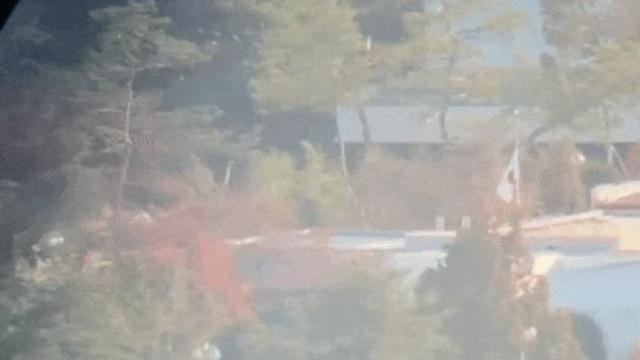 공수처와 대치 중, 尹 관저 강아지 산책시킨 '흰색 상의'...누구?
