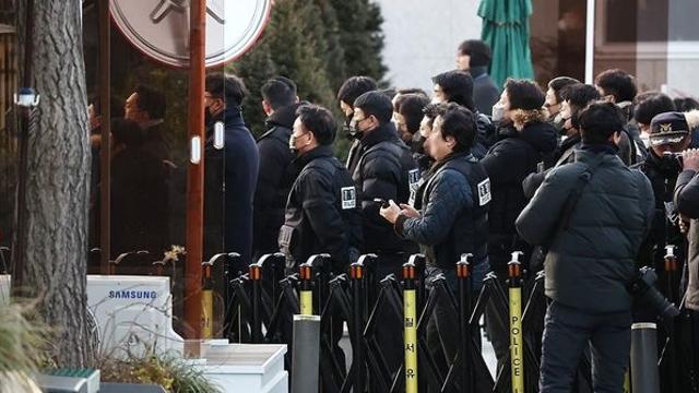 [속보] 체포 시도 공수처, 관저 안 군부대와 대치…수방사 추정