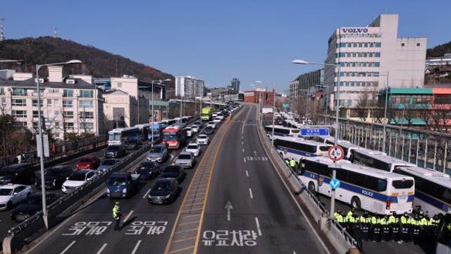 尹 관저 집회 총집결에 한강진역 무정차 통과·한남대로 통제