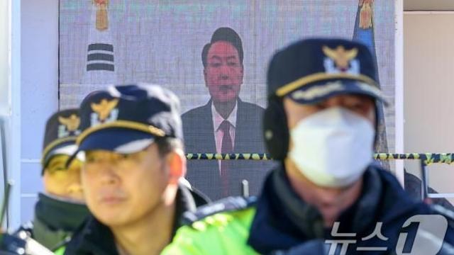 탄핵 심판·내란 수사 속도전…고립되는 尹, 전략 한계 직면