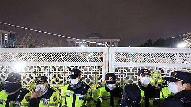 법률검토 뒤 국회 출입 허용한 경찰…尹 지시에 '2차 봉쇄'