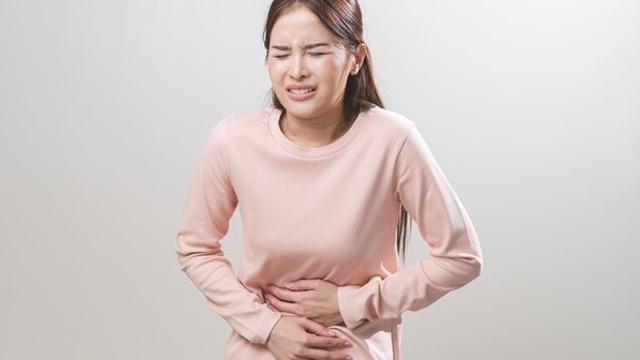 찌릿한 배 통증, 점점 주변으로 퍼지면 단순 복통 아니다