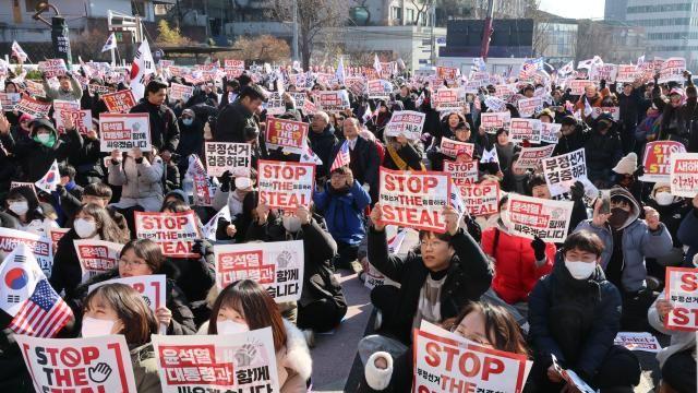 탄핵소추된 尹대통령 지지율 40%...김문수·한동훈 여권주자 1위