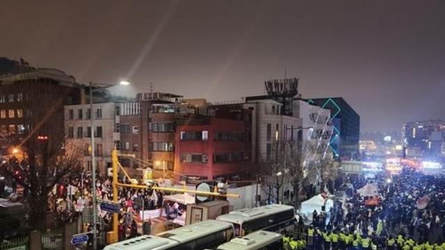 관저 인근서 사흘째 찬반집회…'영장만료' 내일까지 밤샘시위(종합)