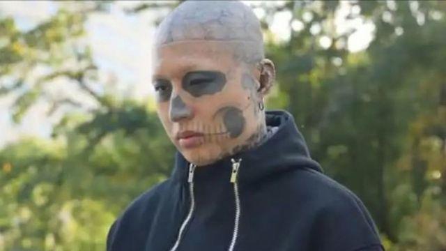 얼굴에 해골 문신 뒤덮은 남성… 