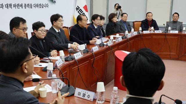 與, 공수처·헌재 항의방문…”내란죄 철회하면 탄핵 재의결해야”