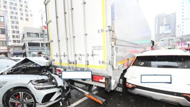 내리막길에서 미끄러진 화물차… 금천구 도로서 10중 추돌