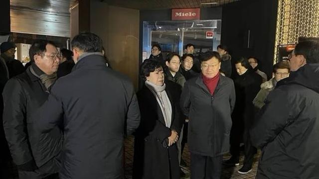 윤 대통령 체포영장 집행 만료일...이시각 관저 앞 집결한 국힘 의원들 (사진)