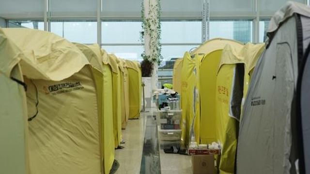 돌아오지 못한 가족 안고 떠나는 유족들…적막 휩싸인 무안공항