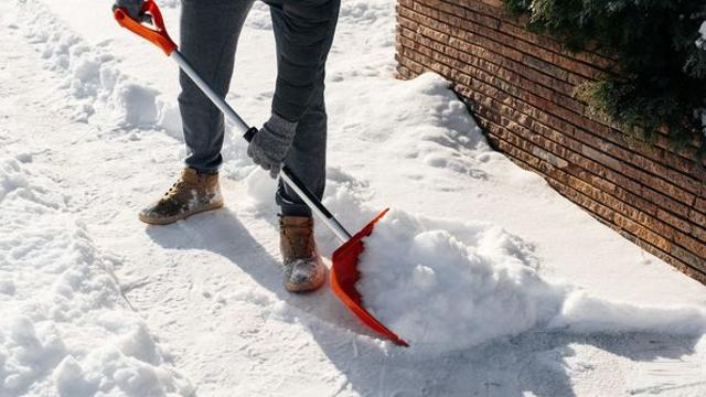 눈 치우다가 갑자기 '덜컥'…겨울철 제설 작업 중 심근경색 주의보