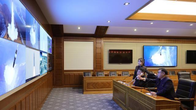 北, 극초음속 IRBM 발사 성공 주장…김정은 