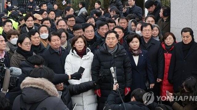 [이슈] '내란 옹호' 비판에도 '이재명 포비아' '수사기관 혼선'에 여권 결집 강화.. 탄핵 불복으로 이어지나