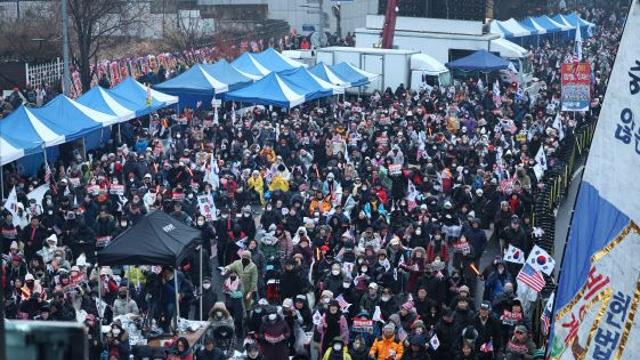경찰관 폭행까지…尹 관저 앞 충돌 우려, 긴장 '최고조'(종합)
