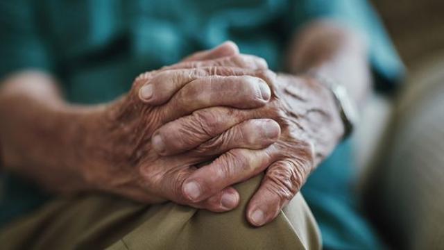 잘 알려지지 않은 치매 징후…노인들의 손을 유심히 살펴야 하는 이유