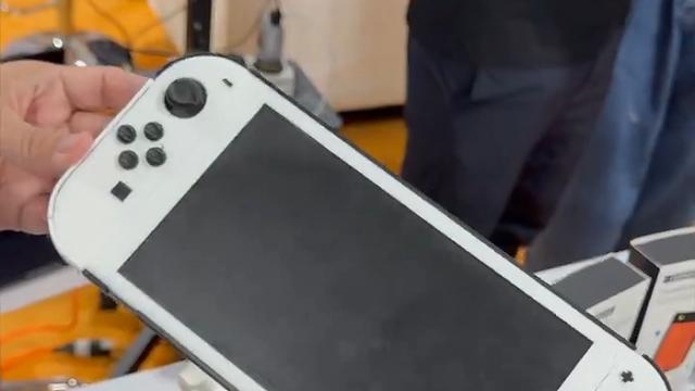 화면 커지고 조이콘 자석으로 탈부착… 'CES 2025'서 '닌텐도 스위치 2' 더미 모델 유출