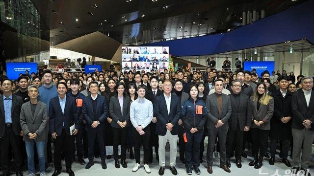 '주머니에 한 손 쏙' 자유분방한 외국인 수장···'퍼펙트스톰' 넘는 키 될까