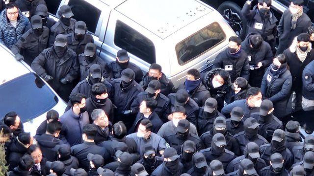 경찰, 경호처에 대통령 체포영장 집행 저지한 26명 신원 확인 요청